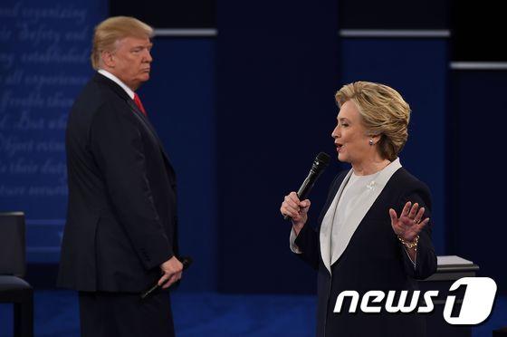 본문 이미지 - 힐러리 클린턴 미국 민주당 대선 후보가 9일 (현지시간) 미주리 주 세인트루이스의 워싱턴대학에서 열리는 타운홀 미팅 방식의 2차 TV토론에서 도널드 트럼프 공화당 대선 후보의 발언에 반박하고 있다.ⓒ AFP=뉴스1 ⓒ News1 우동명 기자