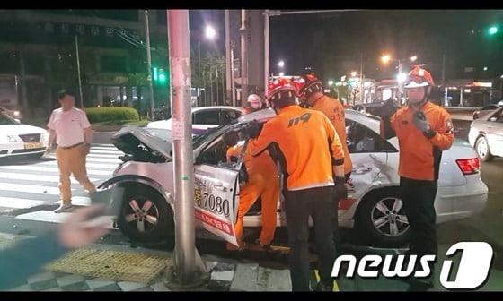 본문 이미지 - 11일 오전 1시 27분께 부산 연제구 홈플러스 앞 교차로에서 택시 두대가 추돌해 3명이 중상을 입고 병원으로 옮겨졌다. 소방대원들이 구조작업을 벌이고 있다.(부산소방본부 제공) ⓒ News1