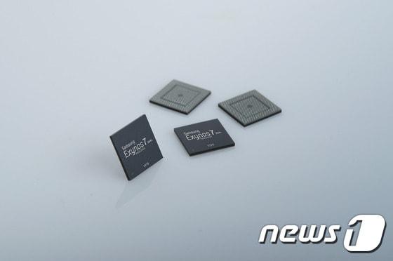 본문 이미지 - 삼성전자가 14나노 핀펫(FinFET) 공정을 적용한 웨어러블 전용 AP '엑시노스 7270'을 양산했다고 11일 밝혔다. (삼성전자 제공) 2016.10.11/뉴스1 ⓒ News1 