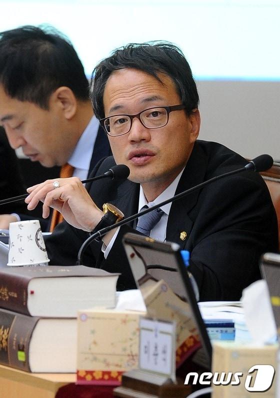 본문 이미지 - 박주민 더불어민주당 의원이 11일 오전 부산 연제구 부산고등법원에서 국회 법제사법위원회의 대구고등·지방·가정법원. 부산고등·지방·가정법원, 울산·창원지방법원 국정감사에서 질의를 하고 있다. 2016.10.11/뉴스1 ⓒ News1 여주연 기자