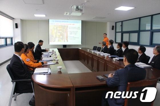 본문 이미지 - 전북 고창소방서(서장 김봉춘)는 선운사 대웅전을 비롯한 목조문화재를 화재로부터 안전하게 보존하기 위한 '초특급 화재진압대책'을 마련했다. 고창소방서 목조문화재 화재진압 대책회의.ⓒ News1