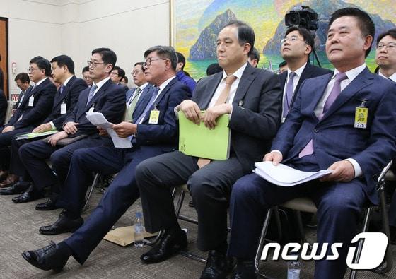 본문 이미지 - 김헌탁 두산중공업 부사장과 기업 증인들이 11일 서울 여의도 국회에서 열린 정무위원회 국정감사에서 증인으로 출석하고 있다. 앞줄 오른쪽부터 곽진 현대자동차그룹 부사장, 김기유 태광그룹 경영기획 관리실장, 김헌탁 두산중공업 부사장, 우무현 GS건설 부사장, 장득수 한국상조공제조합 이사장, 최규복 유한컴벌리 대표이사. 2016.10.11/뉴스1 ⓒ News1 허경 기자