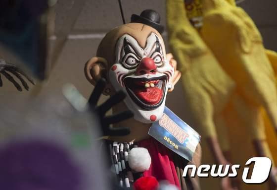 본문 이미지 - 핼러윈을 맞아 미국에서 어릿광대 마스크 판매율이 크게 늘었다.ⓒ AFP=뉴스1