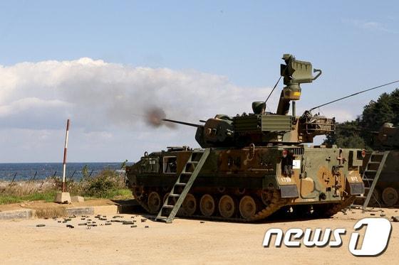 본문 이미지 - 지난 10일 강원도 고성군 마차진사격장에서 육군 102기갑여단 방공중대의 대공실탄사격이 진행되고 있다.(102기갑여단 제공) 2016.10.11/뉴스1 ⓒ News1 엄용주 기자