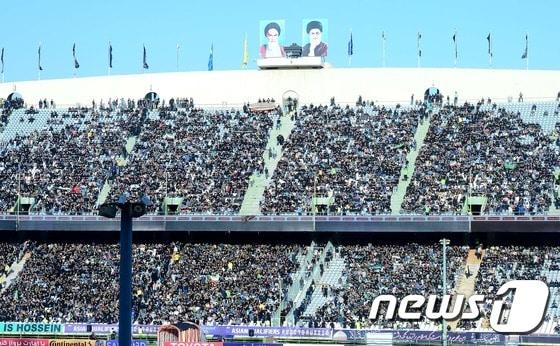 본문 이미지 - 11일 오후(현지시간) 이란 테헤란 아자디 스타디움을 찾은 이란 관중들이 2018 러시아 월드컵 최종예선 A조 4차전 대한민국과 이란의 경기 관전을 위해 입장하고 있다. 2016.10.11/뉴스1 ⓒ News1 박정호 기자