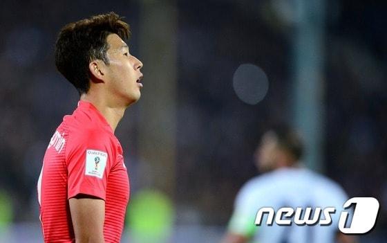 본문 이미지 - 11일 오후(현지시간) 이란 테헤란 아자디 스타디움에서 열린 2018 러시아 월드컵 최종예선 A조 4차전 대한민국과 이란의 경기에서 손흥민이 경기가 풀리지 않자 착잡해 하고 있다.  ⓒ News1 박정호 기자