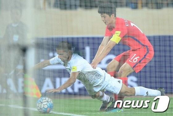 본문 이미지 - 11일 오후(현지시간) 이란 테헤란 아자디 스타디움에서 열린 2018 러시아 월드컵 최종예선 A조 4차전 대한민국과 이란의 경기에서 기성용이 상대 수비에 막혀 볼을 넘기고 있다. 2016.10.12/뉴스1 ⓒ News1 박정호 기자