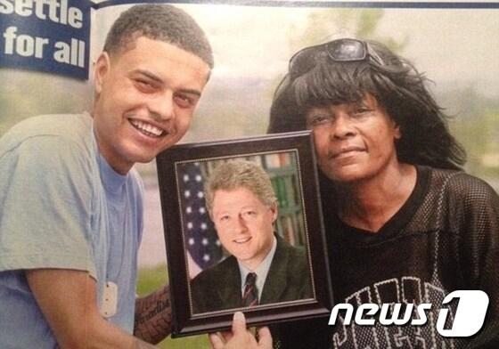 본문 이미지 - 빌 클린턴 전 대통령이 자신의 친아버지라고 주장하는 대니 윌리엄스(30)와 모친 바비 앤 윌리엄스. /출처=트위터  ⓒ News1