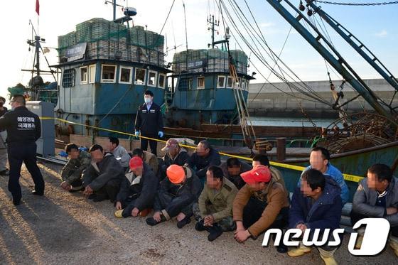본문 이미지 - 서해 특정금지구역을 침범해 불법 조업한 중국선원들이 12일 인천 인천해경 전용부두로 압송돼 조사받고 있다. 2016.10.12/뉴스1 ⓒ News1 최현규 기자