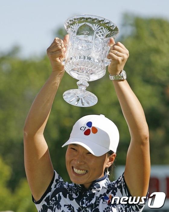 본문 이미지 - 박세리가 지난 2007년 LPGA투어 제이미 파 클래식에서 우승한 모습. ⓒ AFP=News1