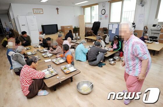 본문 이미지 - 13일 오전 대구 달성군 대구시립희망원에서 원생들이 점심을 먹고 있다.이날 박강수 대구시립희망원 로무알도 원장은 희망원 내 아띠울에서 사과문 발표와 함께 기자회견을 가진 후 내부 공개를 했다. 가톨릭 교회가 운영하는 대구희망원은 최근 2년 8개월 동안 수용인원의 10%에 달하는 129명의 사망자가 발생했다는 사실이 드러나 각종 의혹이 제기되어 왔다. 2016.10.13/뉴스1 ⓒ News1 이종현 기자