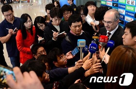 본문 이미지 - 울리 슈틸리케 축구대표팀 감독이 13일 오후 인천국제공항을 통해 귀국해 취재진과 인터뷰를 하고 있다. 슈틸리케 감독은 지난 11일 이란 원정 경기에서 1:0 패배 후 언론 인터뷰에서 카타르의 소리아 같은 선수가 없어서 졌다는 발언으로 국민적 뭇매를 맞았다. 2016.10.13/뉴스1 ⓒ News1 박정호 기자