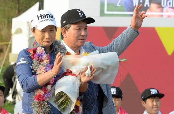 본문 이미지 - 박세리가 지난 2016년 10월 13일 인천 중구 스카이72 골프 앤 리조트 오션코스에서 미국여자프로골프(LPGA) 투어 '2016 KEB하나은행 챔피언십' 1라운드를 마치고 열린 은퇴식에서 아버지와 함께 인사를 하고 있는 모습. 2016.10.13/뉴스1 ⓒ News1 황기선 기자