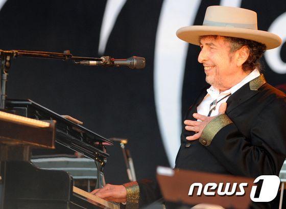 본문 이미지 - 2016년 노벨상 수상자 밥 딜런ⓒ News1