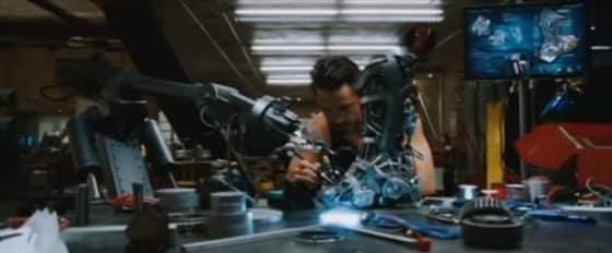 본문 이미지 - 지난 2008년 개봉된 영화 '아이언맨'에서 보조로봇 '더미(Dum-E)'가 주인공 토니 스타크(로버트 다우니 주니어 분)의 아이언맨 슈트 제작 과정을 돕는 장면ⓒ News1