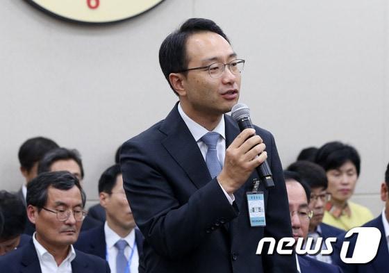 본문 이미지 - 임재현 구글코리아 정책총괄이 지난 10월 국회에서 열린 미래창조과학방송통신위원회 국정감사에서 증인으로 출석해 의원들의 질의에 답변하고 있다. 2016.10.14/뉴스1 ⓒ News1 손형주 기자