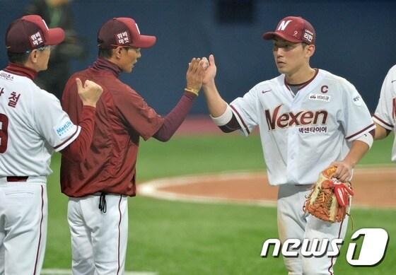 본문 이미지 - 넥센 히어로즈 시절 서건창(오른쪽)과 염경엽 감독. 뉴스1 DB ⓒ News1 오대일 기자