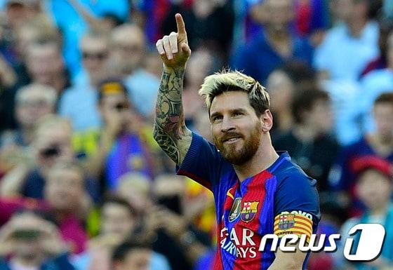본문 이미지 - 바르셀로나의 공격수 리오넬 메시가 15일(한국시간) 스페인 바르셀로나의 캄프 누에서 열린 데포르티보와의 경기에서 골을 기록한 뒤 기뻐하고 있다. ⓒ AFP=News1