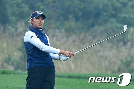 본문 이미지 - 프로골퍼 앨리슨 리가 16일 오후 인천 영종도 스카이72 골프클럽에서 열린 '2016 LPGA KEB 하나은행 챔피언십' 최종라운드 9번홀에서 티샷 후 타구를 바라보고 있다.2016.10.16/뉴스1 ⓒ News1 민경석 기자