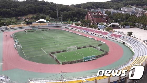 본문 이미지 - 김포시가  허물고 개발하기로 방침을 세운 사우공설운동장 ⓒ News1