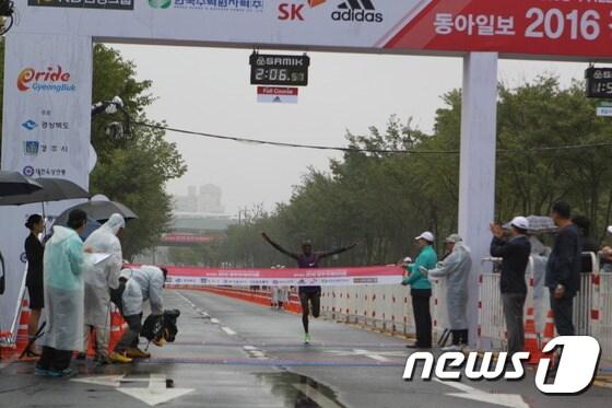 본문 이미지 - 케냐의 필렉스 킵치르치르 키프로티치가 16일 경주에서 열린 2016 경주국제마라톤대회에서 가장 먼저 결승선을 통과하고 있다. (대한육상연맹 제공) ⓒ News1