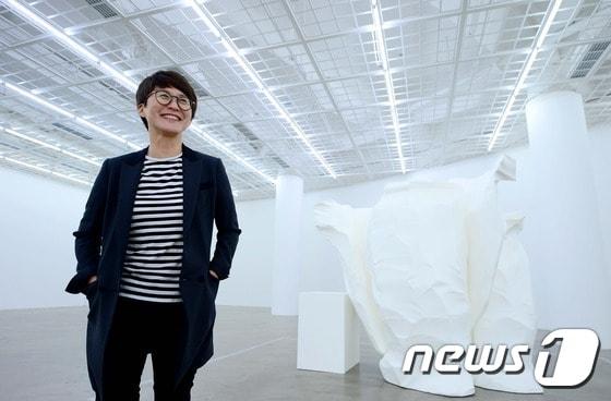 본문 이미지 - 김선정 아트선재센터 관장이 18일 오전 서울 종로구 소격동 아트선재센터에서 뉴스1과 인터뷰를 갖고 사진취재에 포즈를 취하고 있다. 2016.10.18/뉴스1 ⓒ News1 박정호 기자