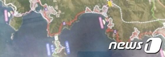 본문 이미지 - 산림청이 지난 6월 경남 거제시 한려해상국립공원 구역 내 취락지구를 보전산지로 지정하자, 토지주들은 재산권 침해라며 거세게 반발하고 있다.(빨간선 내 국립공원구역)ⓒ News1