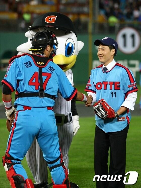 본문 이미지 - 고  최동원선수  장남  최기호씨가  시구를  하고  롯데  강민호  선수와  악수를  하고 있 다.(롯데야구단  사진제공)ⓒ News1 강영범기자