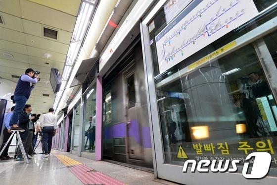 본문 이미지 - 서울 지하철 5호선&#40;기사 내용과 관계없는 사진&#41; ⓒ News1 