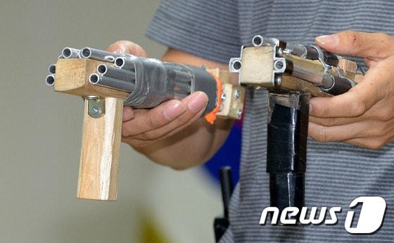 본문 이미지 - 2016년 &#39;오패산터널 총격&#39; 사건에서 사용된 사제 총기를 수사관이 공개하고 있다. 당시 범인도 유튜브를 통해 해당 총기 제작방법을 익힌 것으로 알려졌다. ⓒ News1 황기선 기자