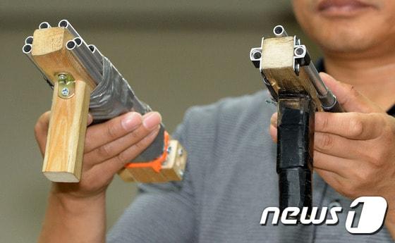 본문 이미지 - 19일 강북경찰서에서 '오패산터널 총격전'에서 이용된 총기가 공개되고 있다. 서울 강북경찰서는 이날 오후 6시30분쯤 총격전이 벌어져 번동파출소 소속 경찰관 김모 경위 1명이 사망했다고 밝혔다. ⓒ News1 황기선 기자