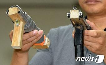 본문 이미지 - 19일 강북경찰서에서 '오패산터널 총격전'에서 이용된 총기가 공개되고 있다. 2016.10.19/뉴스1 ⓒ News1 황기선 기자