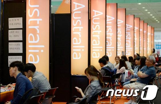 본문 이미지 - 2해외 유학-이민 박람회를 찾은 관람객들이 호주 유학 상담을 받고 있다. 2016.10.2/뉴스1 ⓒ News1 안은나 기자