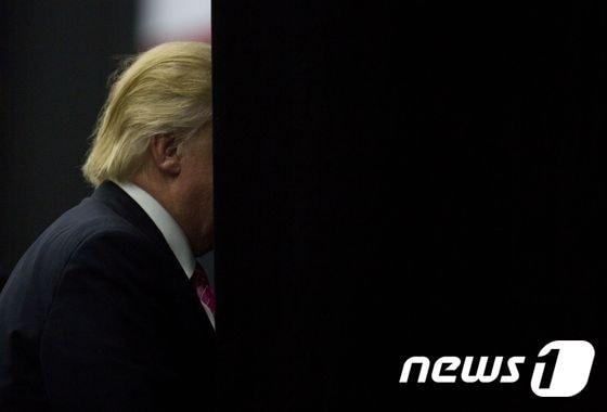 본문 이미지 - 도널드 트럼프 미국 공화당 대선후보가 1일(현지시간) 펜실베이니아 맨헤임 유세장에 들어서고 있다. ⓒ AFP=뉴스1