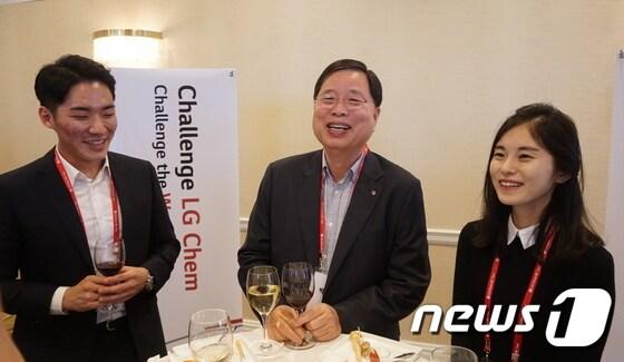 본문 이미지 - 박진수 LG화학 부회장(가운데)이 지난 10월 미국에서 열린 인재채용행사 'BC Tour' 현장을 방문해 채용 희망자들과 만나 이야기를 나누고 있다. ⓒ News1