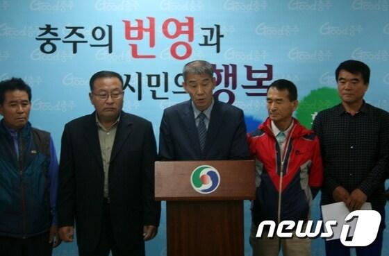 본문 이미지 - 충북 충주시 금가면 주민들은 20일 충주시청 브리핑룸에서 기자회견을 열어 “한국수자원공사(K-water)가는 치수능력증대사업 공사과정에서 석면처리를 제대로 하지 못해 충주시민의 불안을 가중시키고 있다”며 “수자원공사는 사업을 즉각 중단하라”고  주장했다.ⓒ News1