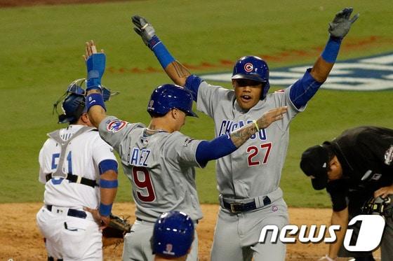 본문 이미지 - 시카고 컵스의 에디슨 러셀(27번)이 21일(한국시간) 열린 2016 메이저리그 포스트시즌 내셔널리그 챔피언십시리즈 5차전 LA 다저스와의 경기에서 6회초 2점홈런을 친 뒤 홈에서 동료들과 기쁨을 나누고 있다. 2016.10.21/AFP=뉴스1 ⓒ News1
