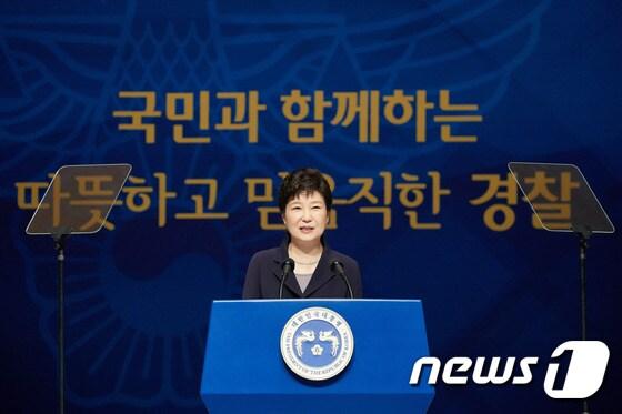 본문 이미지 - 박근혜 대통령이 21일 오전 서울 종로구 세종문화회관에서 열린 '제71주년 경찰의 날 기념식'에서 기념사를 하고 있다. (청와대 제공) 2016.10.21/뉴스1 ⓒ News1 이광호 기자
