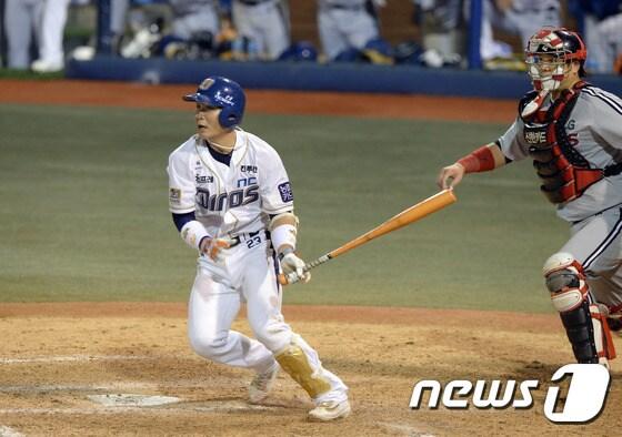 본문 이미지 - 21일 오후 경남 창원 마산야구장에서 열린 2016 타이어뱅크 KBO리그 플레이오프 1차전 LG 트윈스와 NC 다이노스의 경기에서 NC 9회말 공격 1사 만루 상황 용덕한이 끝내기 안타를 날리고 있다. 2016.10.21/뉴스1 ⓒ News1 이동원 기자