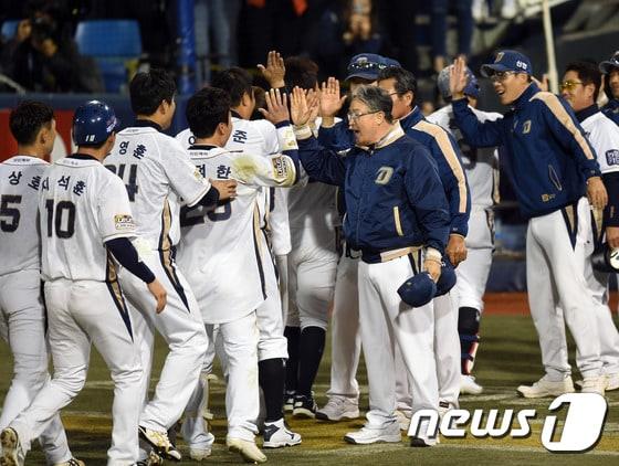 본문 이미지 - 김경문 NC 다이노스 감독이 25일 잠실구장에서 열리는 LG 트윈스와의 플레이오프 4차전을 앞두고 전날 경기에 대한 아쉬움과 소득을 밝혔다. ⓒ News1 이동원 기자