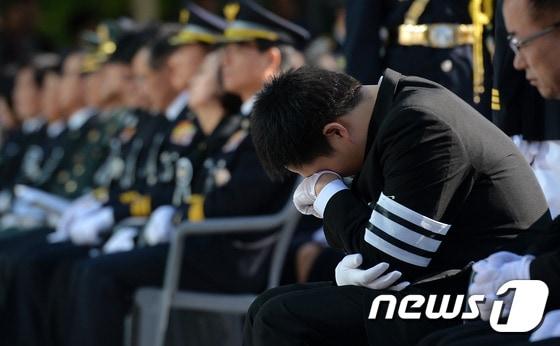 본문 이미지 - ‘오패산 터널 총격사건’으로 순직한 고&#40;故&#41; 김창호 경감의 영결식이 엄수된 22일 오후 서울 송파구 경찰병원에서 유가족이 눈물을 훔치고 있다.  2016.10.22/뉴스1 ⓒ News1 구윤성 기자
