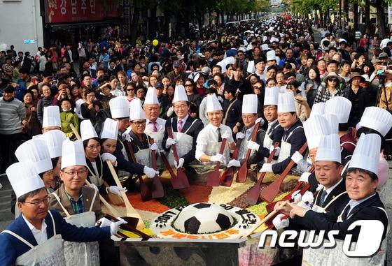 본문 이미지 - 2016년 열린 전주비빔밥축제 '비빔밥 퍼포먼스'/뉴스1 DB ⓒ News1 문요한 기자