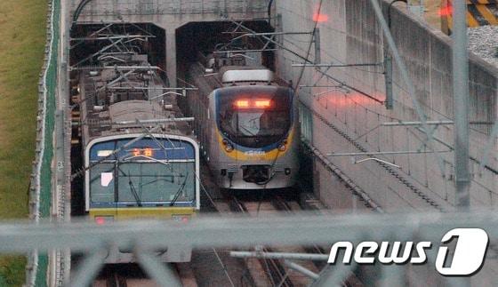 본문 이미지 - 전동열차. 해당 기사 내용과는 무관. 2016.10.22/뉴스1 ⓒ News1 박지혜 기자