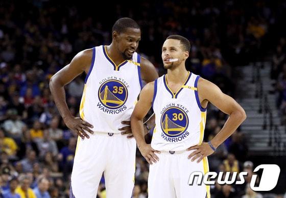 본문 이미지 - 골든스테이트 워리어스의 케빈 듀란트(왼쪽)와 스테판 커리.ⓒ AFP=News1