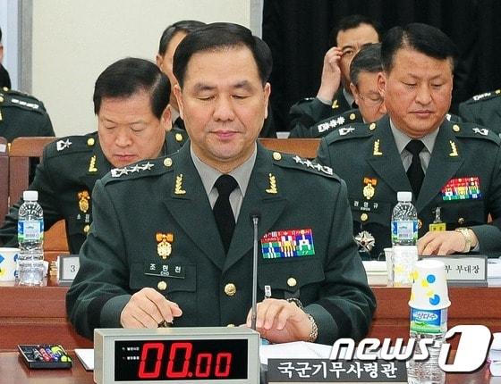 본문 이미지 - 24일 오전 서울 여의도 국회 정보위원회 회의실에서 열린 국군기무사령부에 대한 국정감사에 조현천 국군기무사령관이 참석하고 있다. (사진공동취재단) 2016.10.24/뉴스1