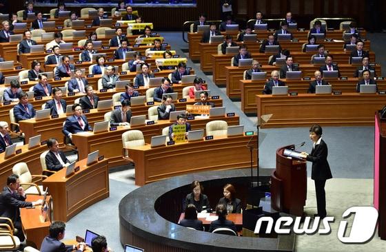 본문 이미지 - 박근혜 대통령이 24일 서울 여의도 국회 본회의장에서 2017년도 정부 예산안 관련 시정연설을 하고 있다. 2016.10.24/뉴스1 ⓒ News1 송원영 기자