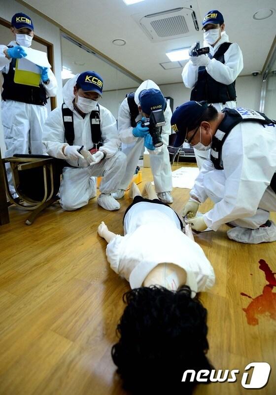 본문 이미지 - 서울지방경찰청 광역 과학수사 4팀이 24일 오후 종로구 내자동 서울지방경찰청 과학수사현장실습장에서 열린 과학수사 경진대회에서 현장감식을 하고 있다. 2016.10.25/뉴스1 ⓒ News1 박정호 기자