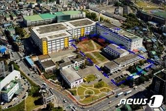 본문 이미지 - 청주시가 연초제조창 재생 방안으로 계획중인 2000석 규모의 야외공연장(사진 파란 점선),과 철거 여부를 놓고 논란을 빚고 있는 옛 직원 식당과 후생동(파란 점선 안 건물 2동). 사진=청주시 ⓒ News1