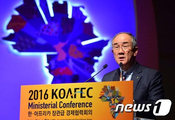 본문 이미지 - 이덕훈 한국수출입은행장이 지난 25일 오후 서울 강남구 그랜드인터컨티넨탈 호텔에서 열린 한·아프리카 장관급 경제협력회의에서 인사말을 하고 있다. 2016.10.25/뉴스1 ⓒ News1 신웅수 기자