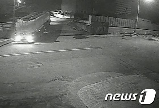 본문 이미지 - 26일 부산경찰청 국제범죄수사대는 선박용 해상 면세유를 학원 통학차량과 관광버스 연료로 불법 유통시키거나 섬유업체, 지역난방용 소형발전소까지 헐값에 판매한 일당 12명을 검거했다고 밝혔다. 부산항 부두에서 몰래 빼돌린 뒷기름을 차량에 싣고나오는 모습.(부산지방경찰청 제공)ⓒ News1